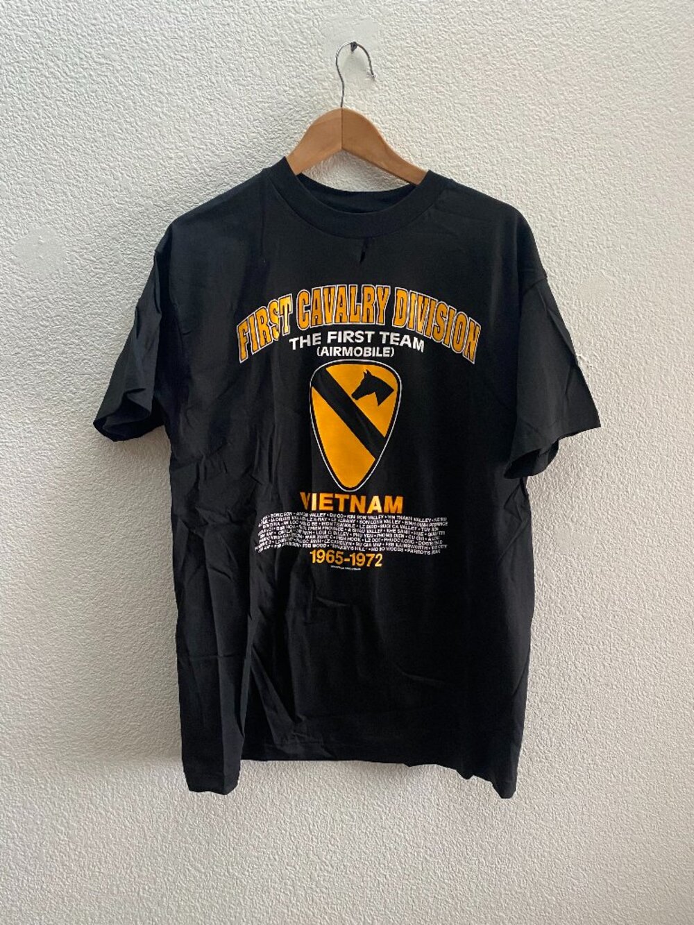 VTG 1989 First Cavalry Division Airmobile Vietnam U.S Army Hanes Beefy-T T-Shirt